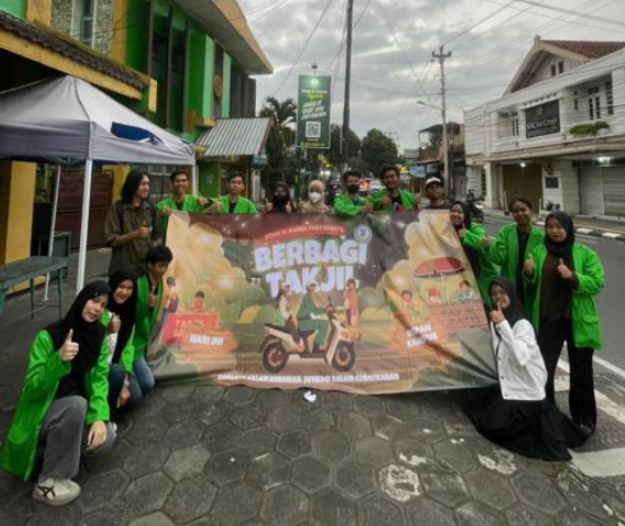 Mahasiswa STMIK El Rahma Yogyakarta Gelar Kegiatan Berbagi Takjil Ramadhan 1447 H